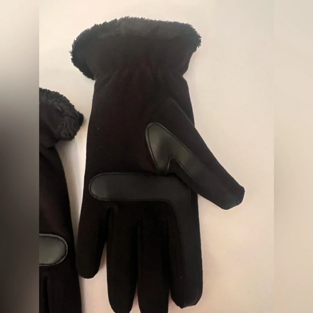 ISOTONER WOMEN’S STRETCH FLEECE GLOVES W/MICROLUXE LINING  SIZE SMALL. BLACK